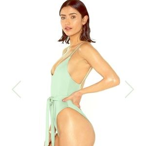 One Piece belted swimsuit 🏝 ☀️ 🌊